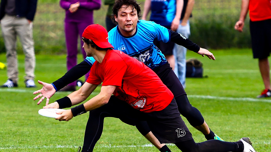Two ultimate frisbee players challenging eachouther